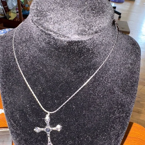 Vintage Elegant Black Cross Pendant Necklace - Picture 2 of 2